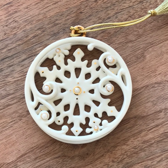 Preowned Lenox Winter Wonderland Christmas ornament - Snowflake #847013 - Picture 3 of 7
